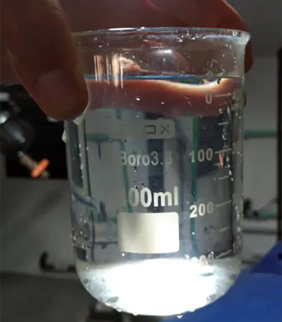 Copo com água tratada, transparente